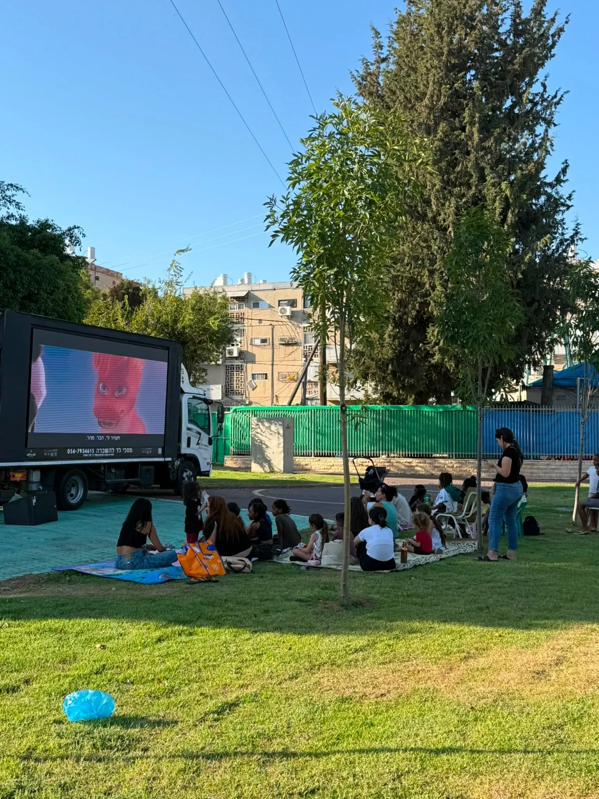 הקרנת קולנוע פתוח בפארק על מסך LED נייד