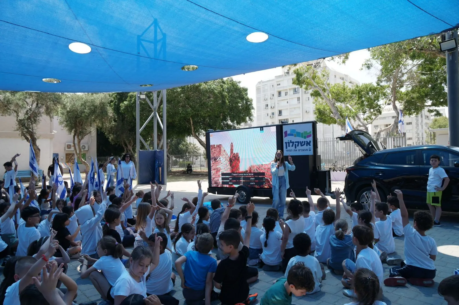טקס בית ספרי עם מסך LED נייד מול התלמידים